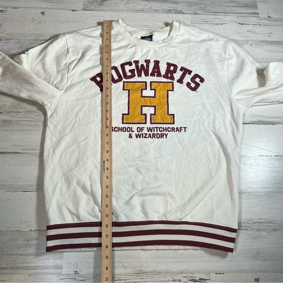 Harry Potter Hogwarts Wizarding World Crewneck Cream Sweatshirt Adult Size XL - Picture 6 of 7